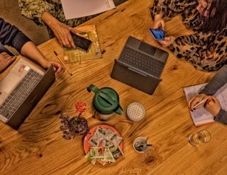 7C0A1328-bewerkt Overleg aan tafel klein